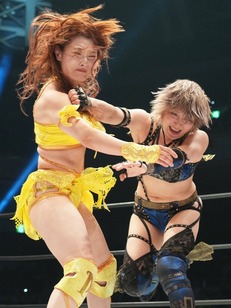 なつぽいにエルボーを叩き込む安納サオリ　©Essei Hara