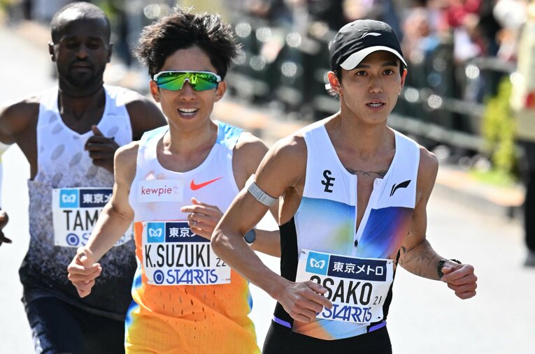 東京マラソンで日本人トップ争いを繰り広げた鈴木健吾と大迫傑の新旧日本記録保持者。イレギュラーなレース展開でも地力の高さを見せた ／ photograph by JIJI PRESS