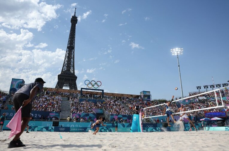 五輪開幕後の7月下旬、最高気温36度の猛暑に見舞われたパリ。エッフェル塔下のビーチバレー会場で、選手たちに話を聞いた ／ photograph by KMSP via AFP