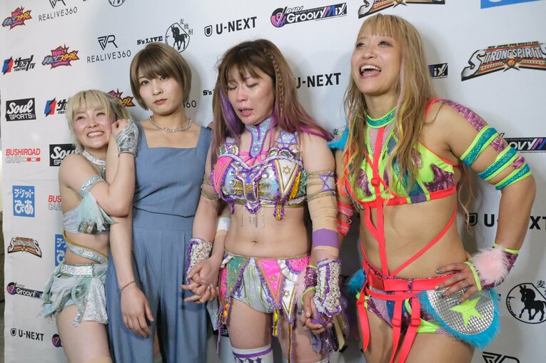 旧知の中野たむを「支える」と宣言した安納はインタビュースペースにも4人で登場　©Norihiro Hashimoto