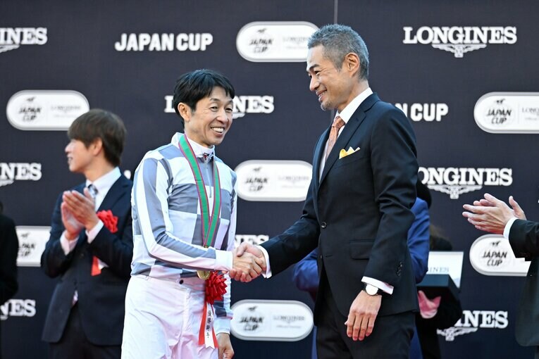 笑顔でガッチリと握手をかわす2人（7枚目／全10枚）©Keiji Ishikawa