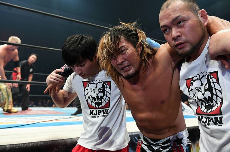 ボロボロになって燃え尽きた……かのように見えた棚橋弘至。しかし、その灰の中にまだ埋み火を残していた！ ／ photograph by Essei Hara