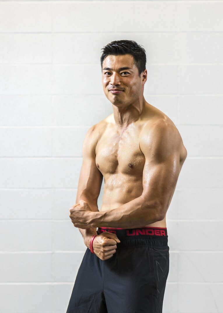 Number Doのインタビュー取材にて肉体を披露する山田章仁（2017年）©Takuya Sugiyama