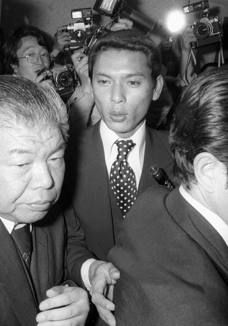 1979年1月31日、巨人球団幹部らとの長時間の話し合いを終え、ホテルを出る小林繁（当時26歳）　©JIJI PRESS