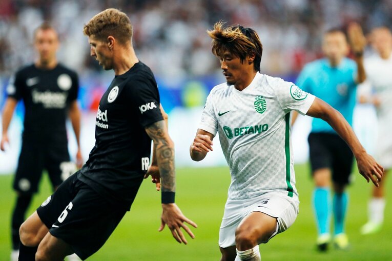 「“鎌田大地と守田英正が一緒に写った1枚”を狙いたいけど…」「長谷部誠はすでにコーチのように」CL日本人対決と“美しい夕焼け”撮影ウラ話(53)