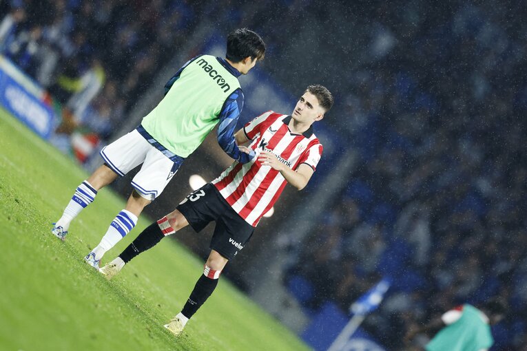 ハーフタイムには、元ソシエダのナバーロと挨拶　©Daisuke Nakashima