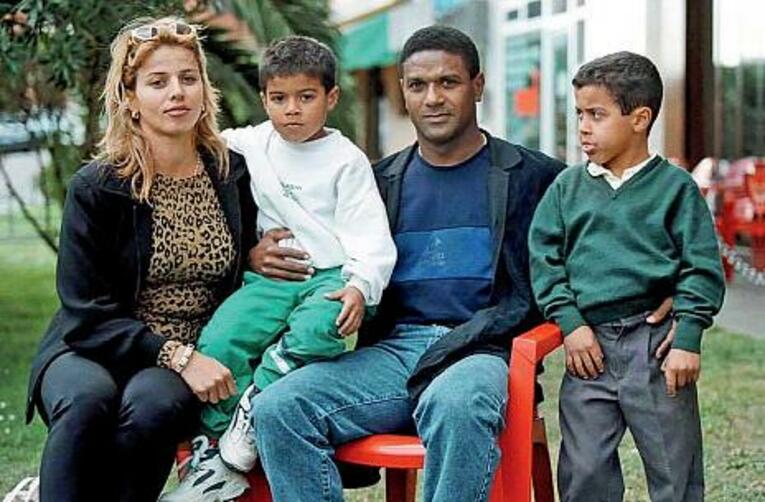 マジーニョと家族。妻と、まだ幼いラフィーニャ（左）チアゴ（右）も　©L’Équipe