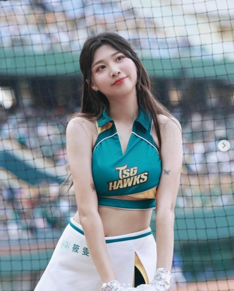 「日本でも大人気…中には韓流アイドルも！」小野寺の所属する台鋼ホークス・チアリーダーたち／公式インスタグラムより