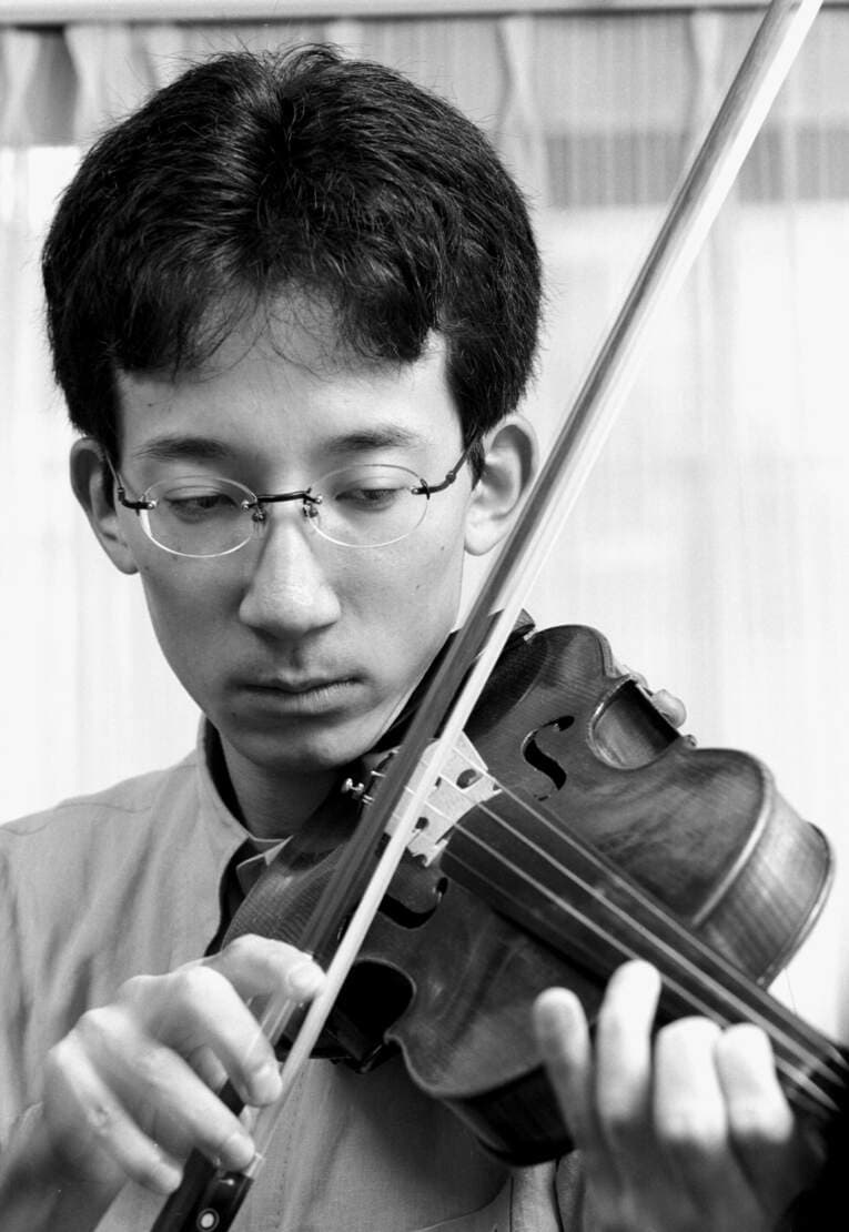 90年代、バイオリンを弾く佐藤康光　©BUNGEISHUNJU