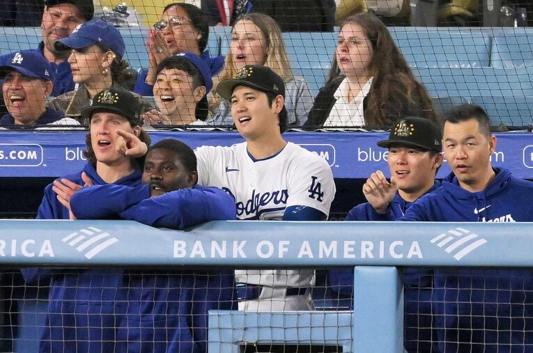 大谷、山本はじめドジャースのベンチはまさに多様性にあふれている　©JIJI PRESS