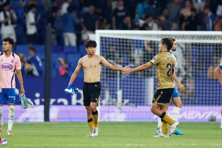 サポーターの元は向かわず、一足先にロッカーへ向かった久保