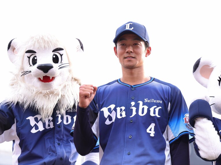 移籍後初アーチを放ちヒーローインタビューに立つ石井　©︎JIJI PRESS
