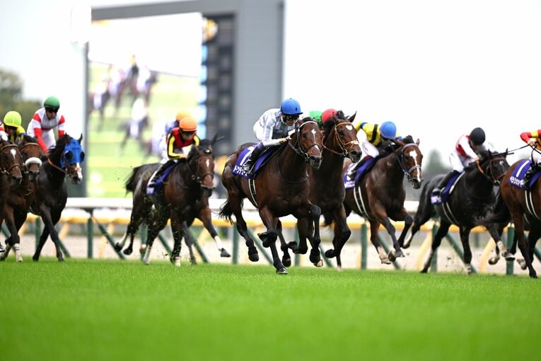 大外から前を行く馬をごぼう抜きにする武豊とドウデュース（2枚目／全7枚）©Keiji Ishikawa