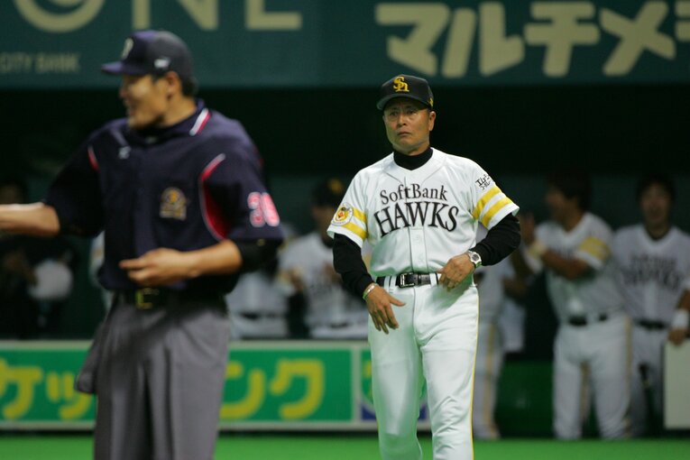 9回裏一死、川﨑宗則が高いバウンドのゴロを三遊間に放ち、今江敏晃がジャンプして捕ろうとしたが届かず、その勢いで三塁に向かっていたランナーの身体にかすってしまう。そのプレーに対し、王貞治監督が審判に歩み寄る　©Hideki Sugiyama