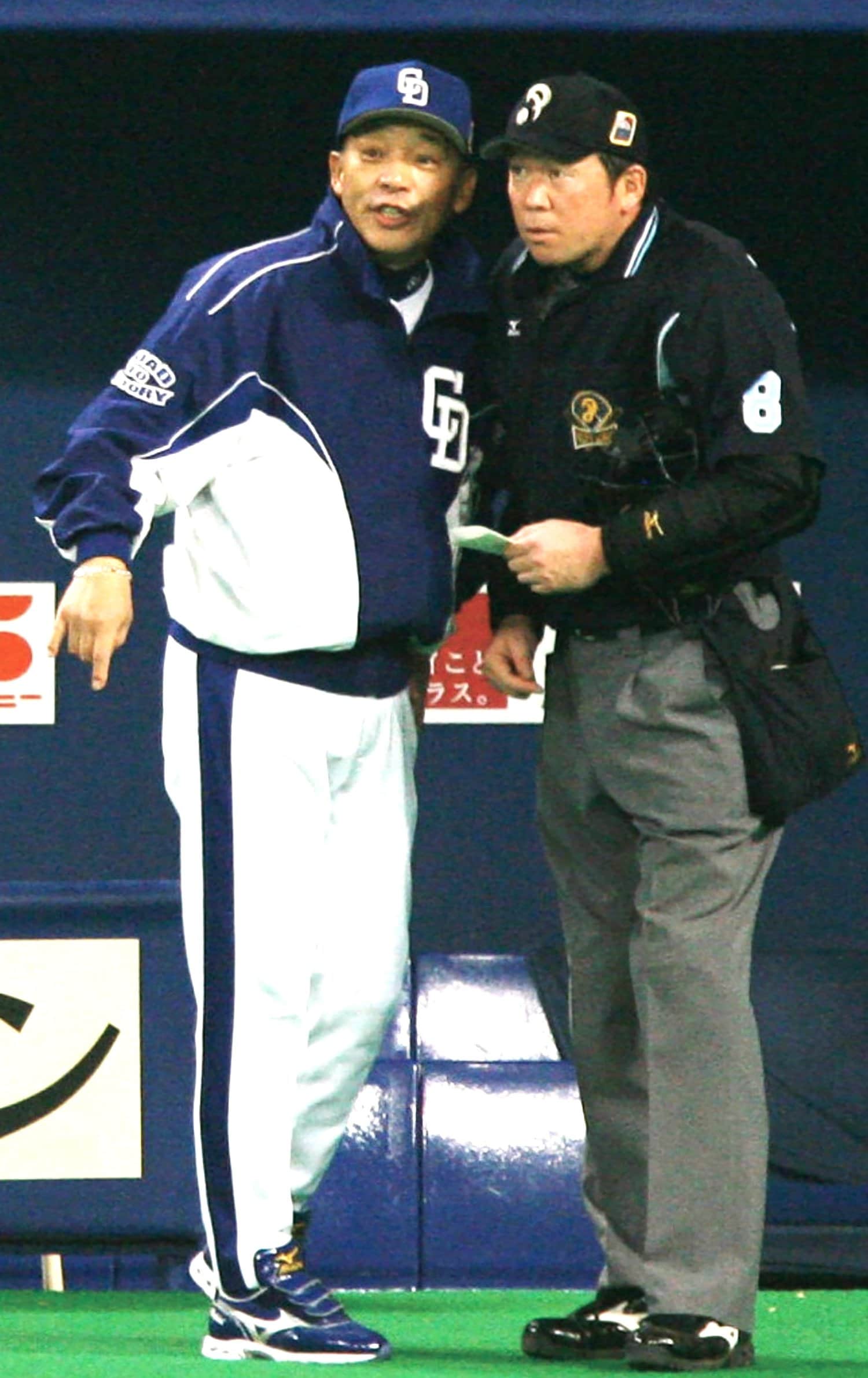 2007年の日本シリーズ第5戦の9回、パーフェクト投球を続けていた山井の交代を告げる落合監督 ©︎KYODO