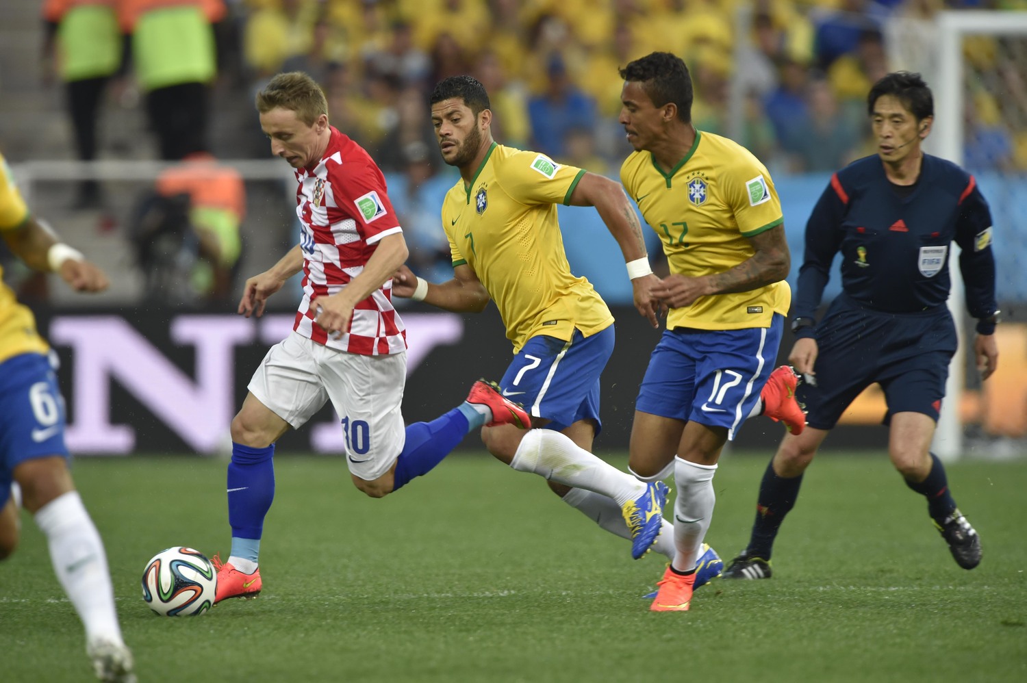 ブラジルW杯、モドリッチとマッチアップするフッキ　©JMPA