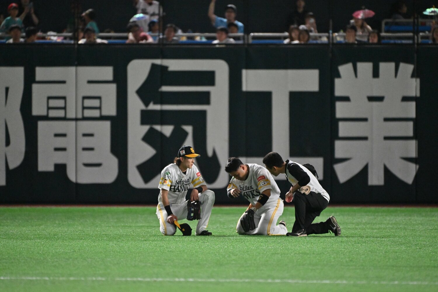 6月12日のヤクルト戦（みずほPayPayドーム）で補球の際に顔面をグラウンドに強く打った ©Hideki Sugiyama