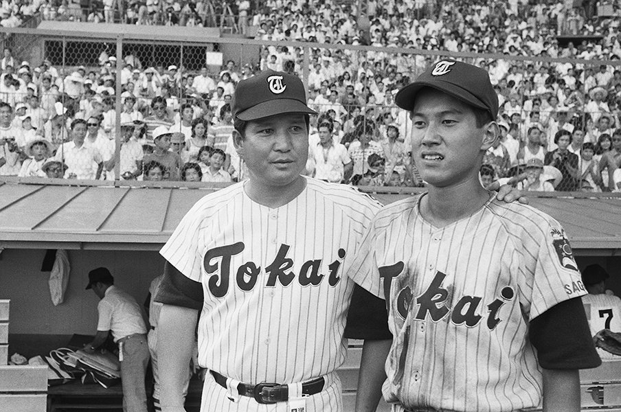原貢監督と原辰徳　©JIJI PRESS