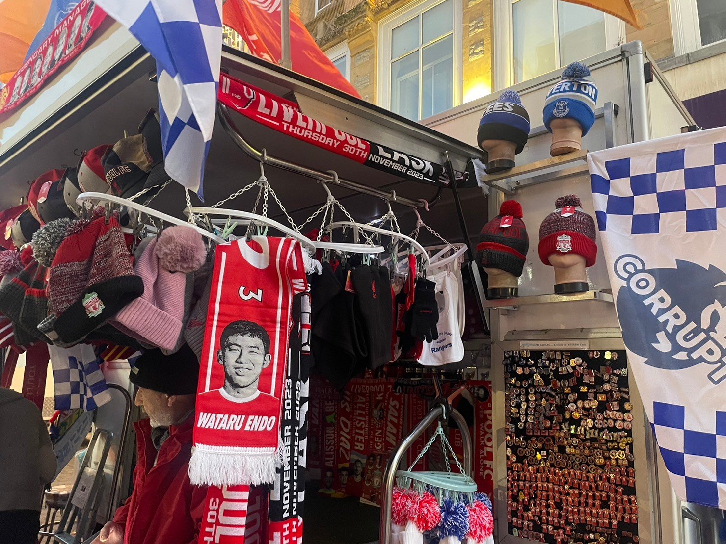 街で販売されていた「WATARU ENDO」のタオルマフラー（筆者撮影）