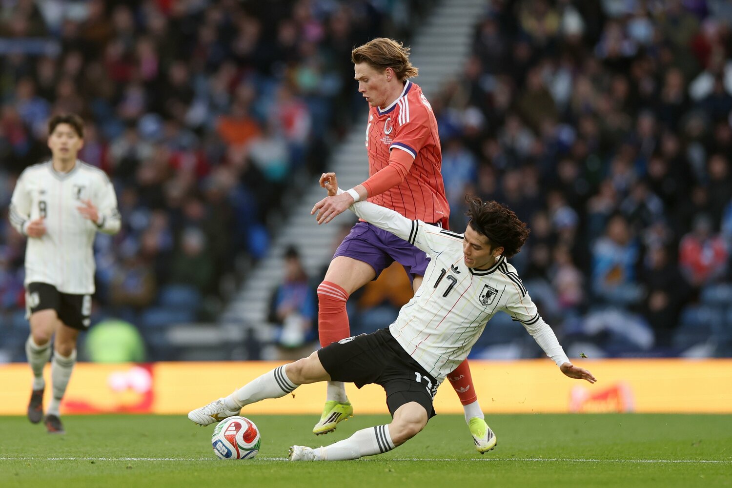 スコットランド戦、マクトミネイに対して果敢なタックルを仕掛ける田中 ©Getty Images