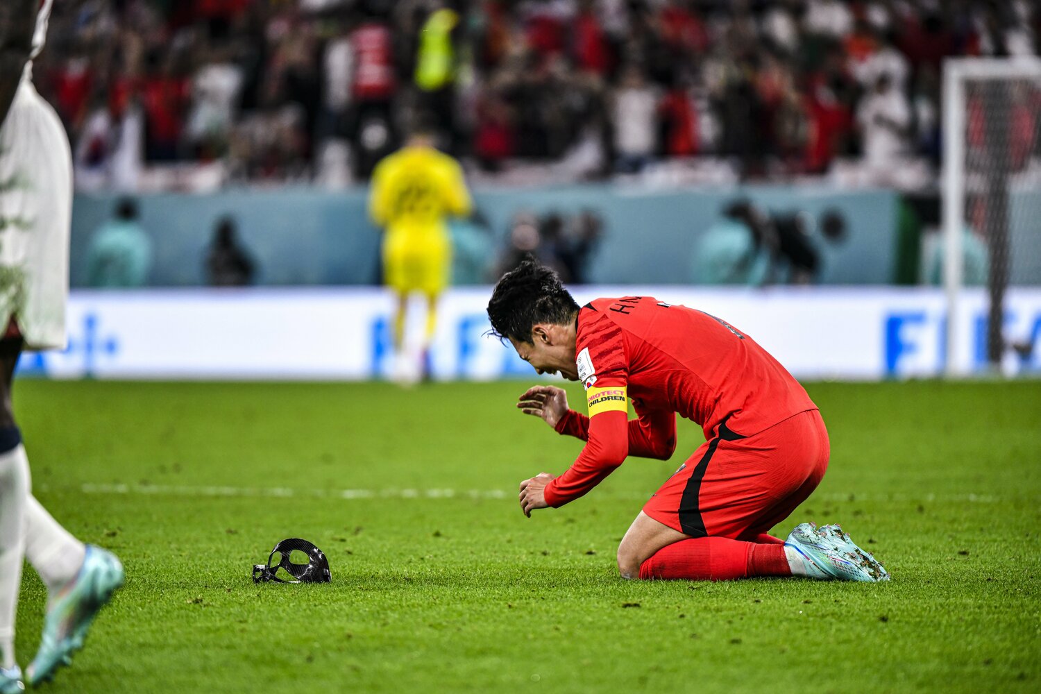 フェイスガードを外して涙するソン・フンミン。チームの窮地を救う、エースとして相応しい仕事ぶりだった　©︎Takuya Sugiyama/JMPA