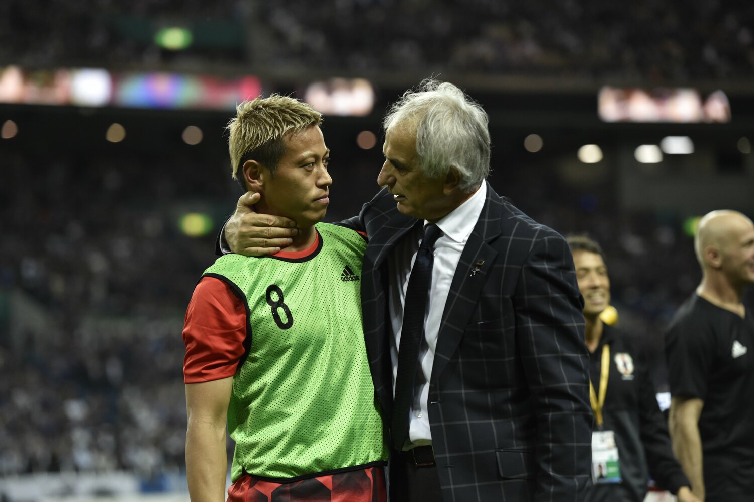 日本代表監督としてロシアW杯出場を決めた直後、本田圭佑に声をかけるハリルホジッチ ©Sports Graphic Number