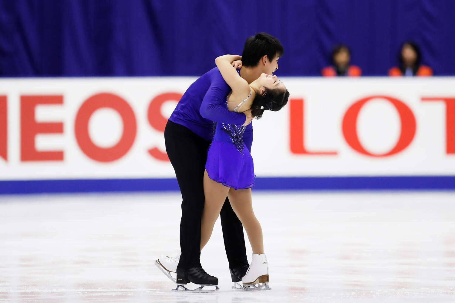 りくりゅうとして初めて出場したNHK杯フリーの演技を終え、笑顔で抱き合った二人 ©AFLO