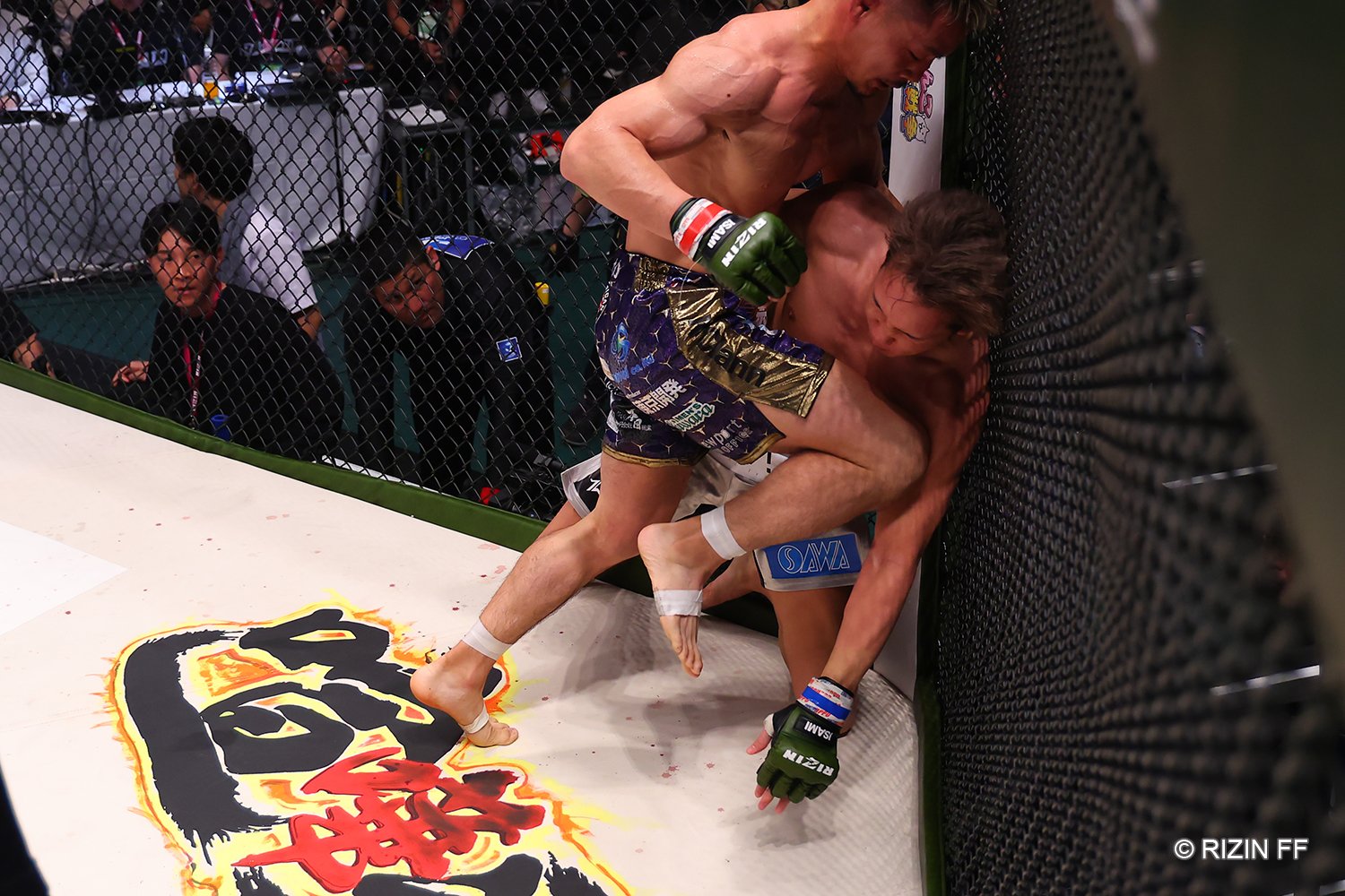 牛久の膝蹴りがヒット ©RIZIN FF