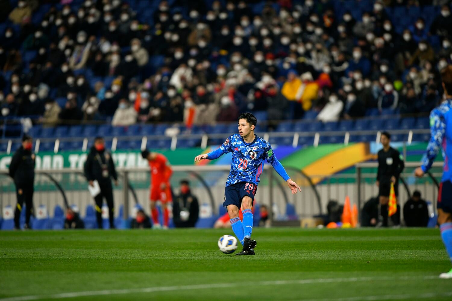 後半途中から長友佑都に代わって左SBで出場するパターンが定着している中山雄太　©Takuya Sugiyama/JMPA