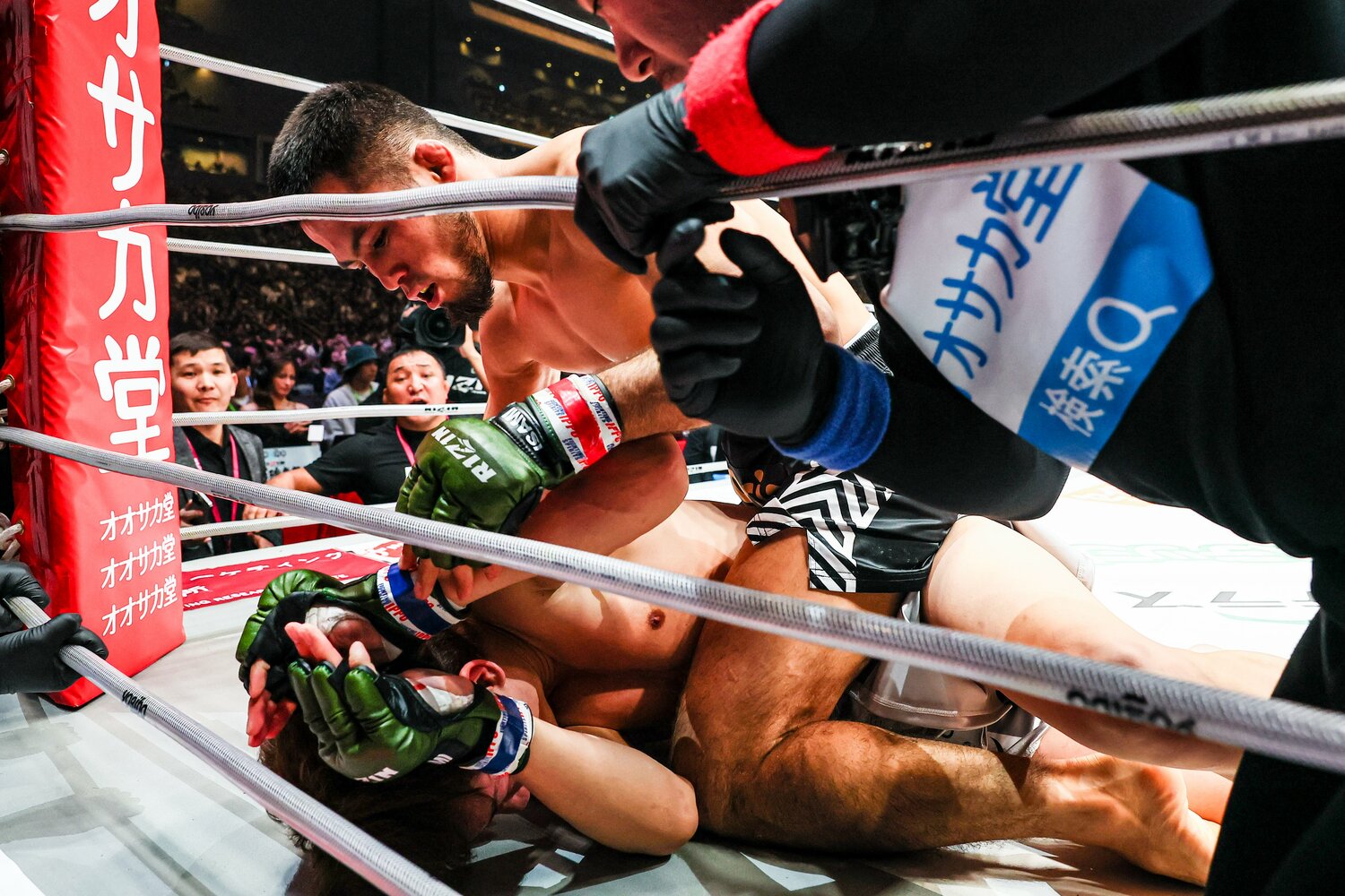 朝倉未来が半身になった瞬間。レフェリーが至近距離で確認するも、この時点ではストップに至らなかった　©Susumu Nagao