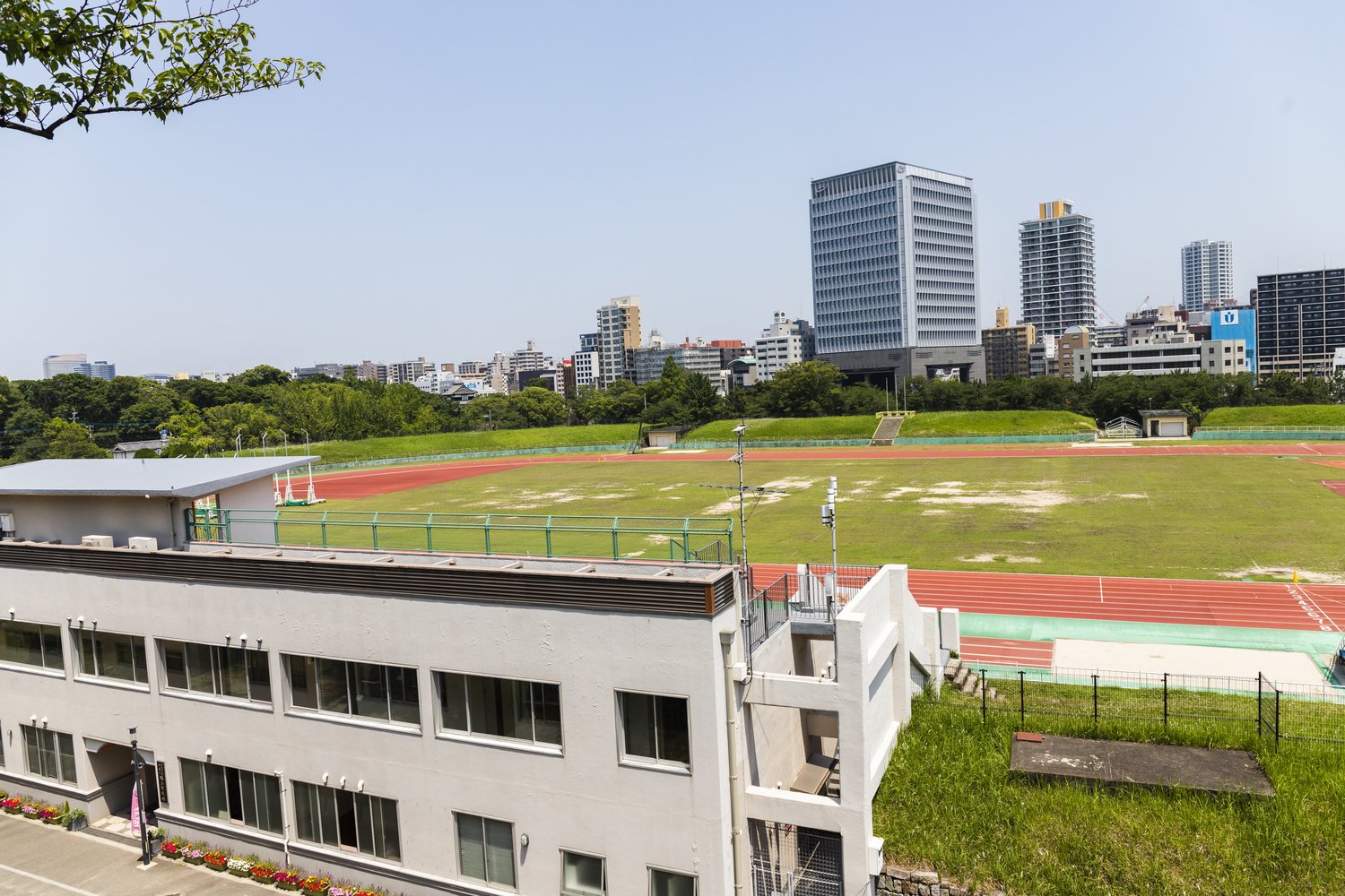 今も残る平和台陸上競技場