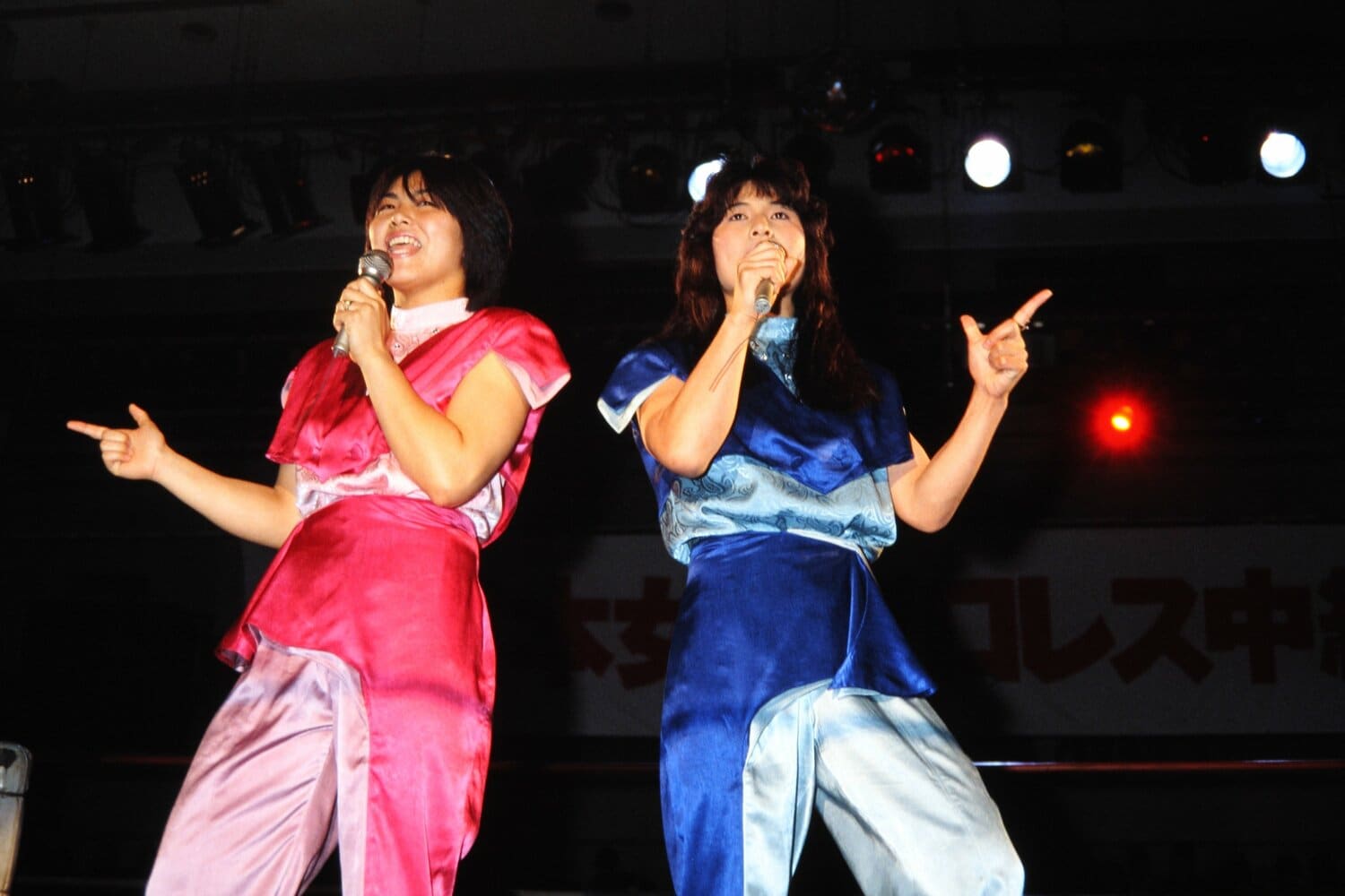 リング上で歌うJBエンジェルス　©AFLO