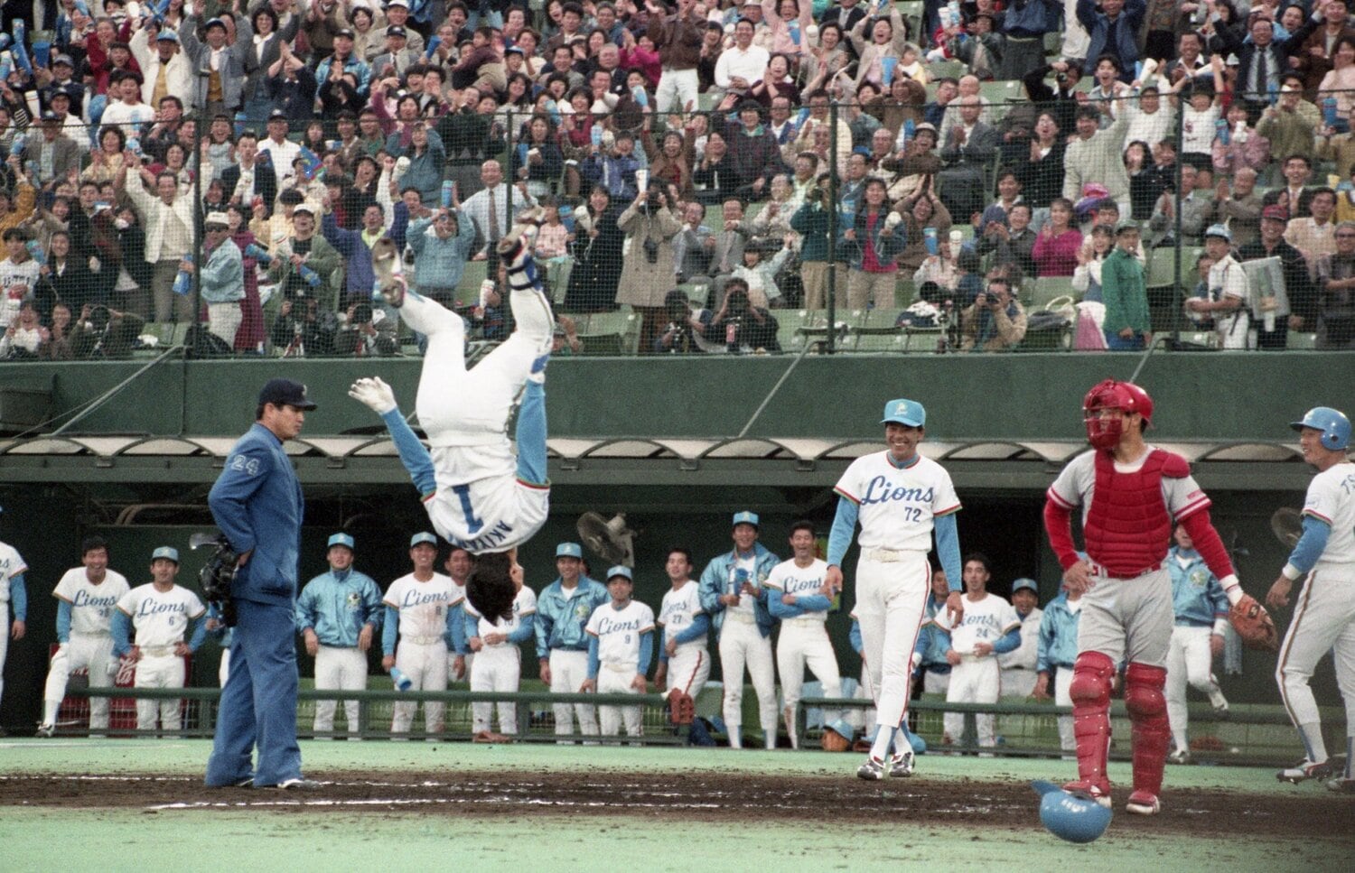 1991年日本シリーズ第7戦。バク転でホームインする西武・秋山幸二を見つめる達川光男 ©Sankei Shimbun