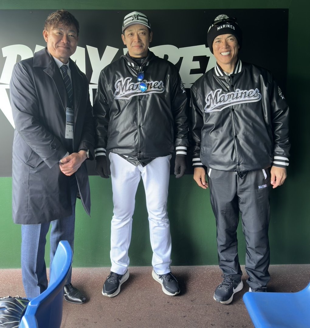 松井氏とサブロー監督。キャンプを訪問した福留孝介氏も一緒に　©Chiba Lotte Marines