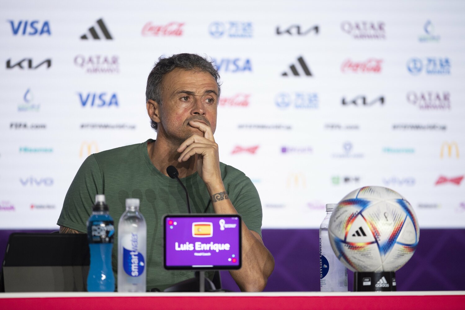 1－2で日本に逆転負け。試合後の記者会見で渋い表情を見せたルイス・エンリケ監督　©Getty Images