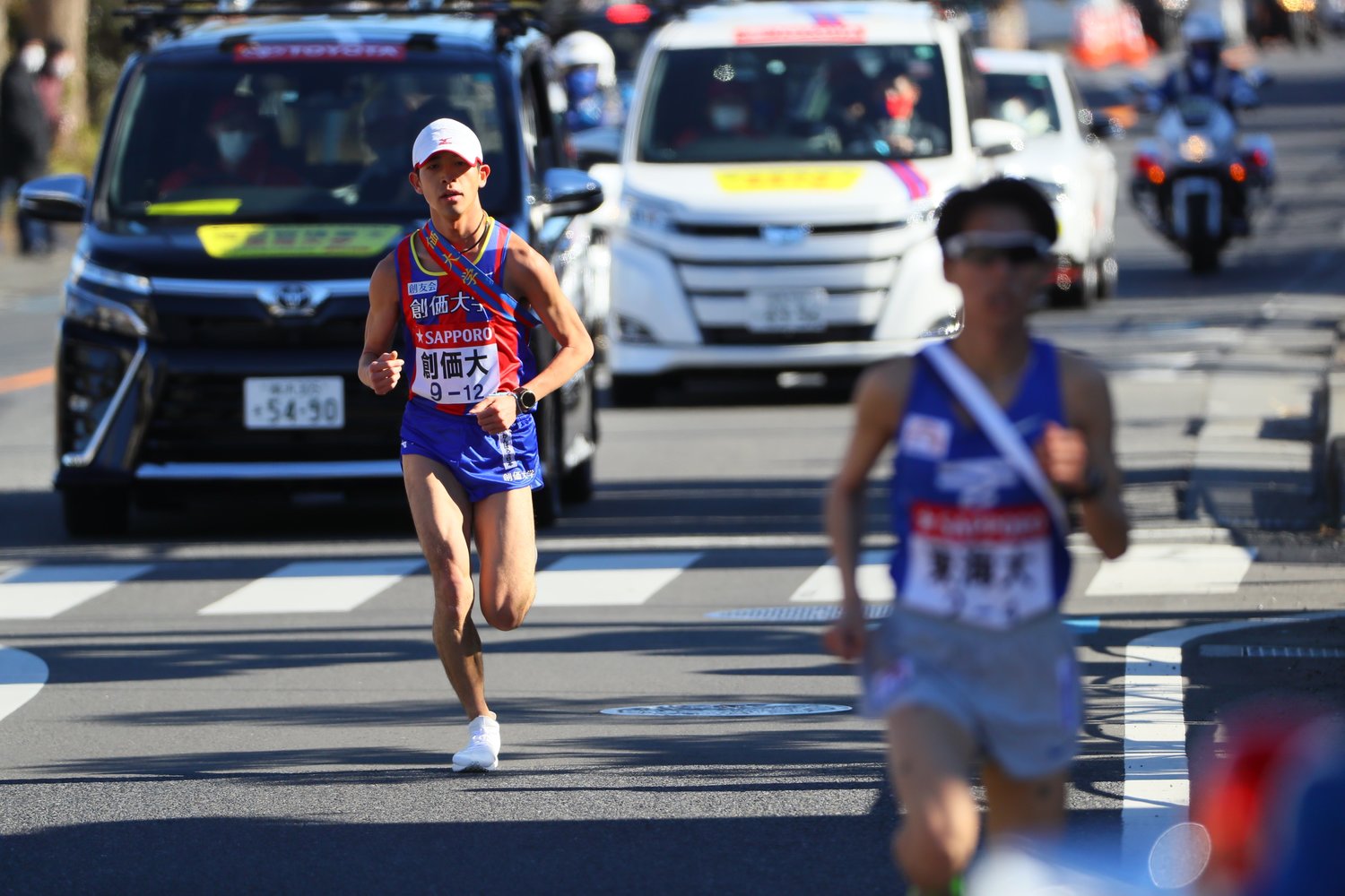 創価大がトップに躍り出たのは4区。力強い安定した走りを見せた嶋津雄大（3年・左）が東海大の佐伯陽生（1年・右）を抜き去った　©JMPA