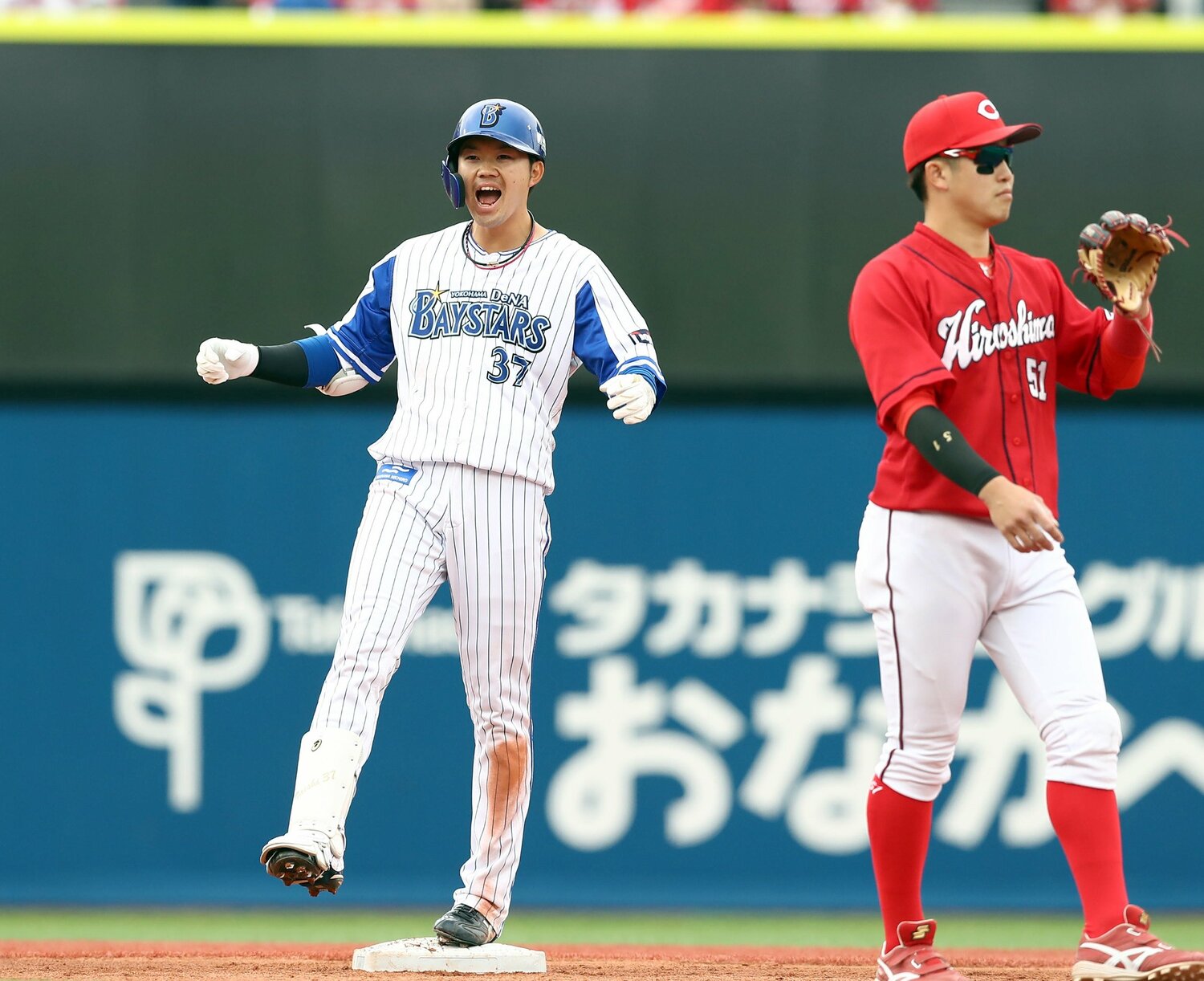 3月27日の対広島戦、先制の適時二塁打を放ち雄叫びをあげる楠本　©️Sankei Shimbun