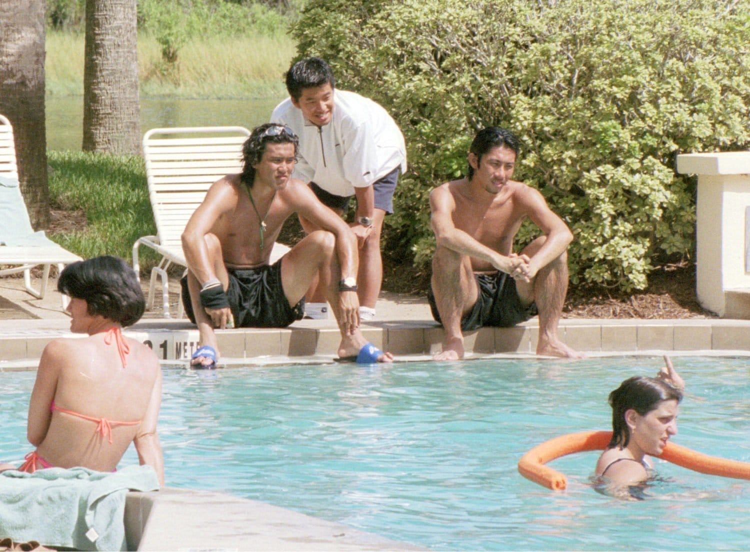 グループリーグ敗退のあと、ホテルのプールでくつろぐ前園（右）と廣長優志　©Sankei Shimbun