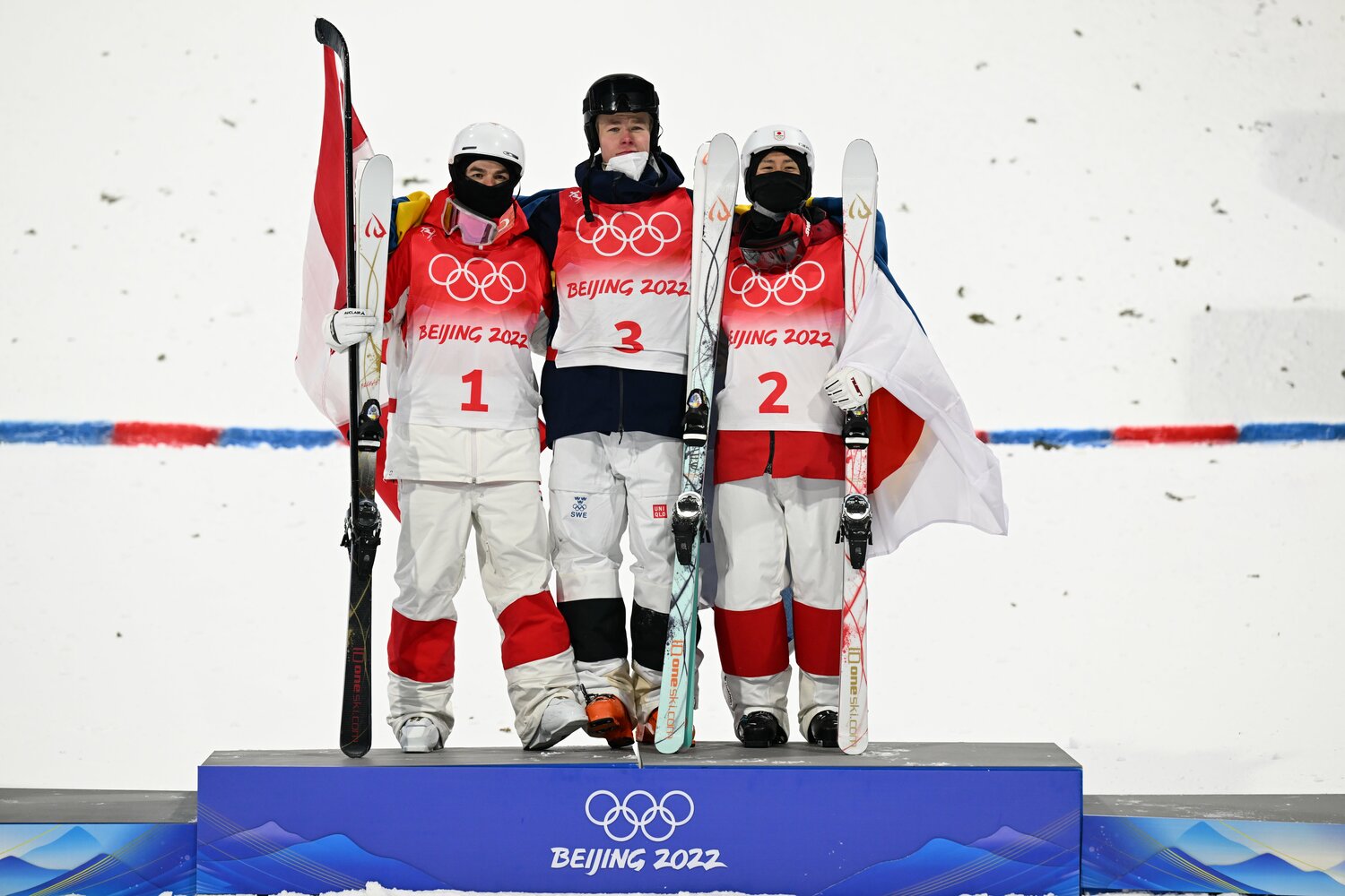 （左から）銀メダルのミカエル・キングズベリー（カナダ）、金メダルのバルター・バルベリ（スウェーデン）、銅メダルの堀島行真　©Naoya Sanuki/JMPA