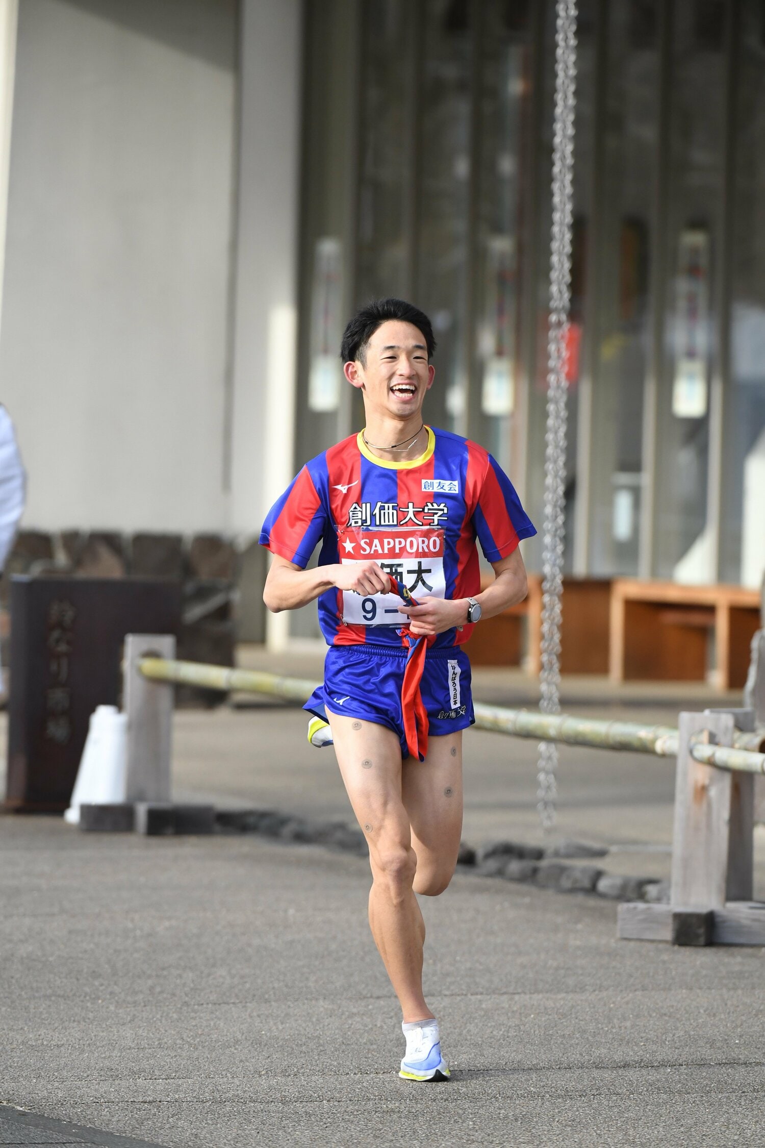 にこやかに6区を駆け抜けた2年時の濱野。後ろでは駒澤大の花崎が1分13秒近く差を詰める区間賞の激走を見せていた ©JMPA