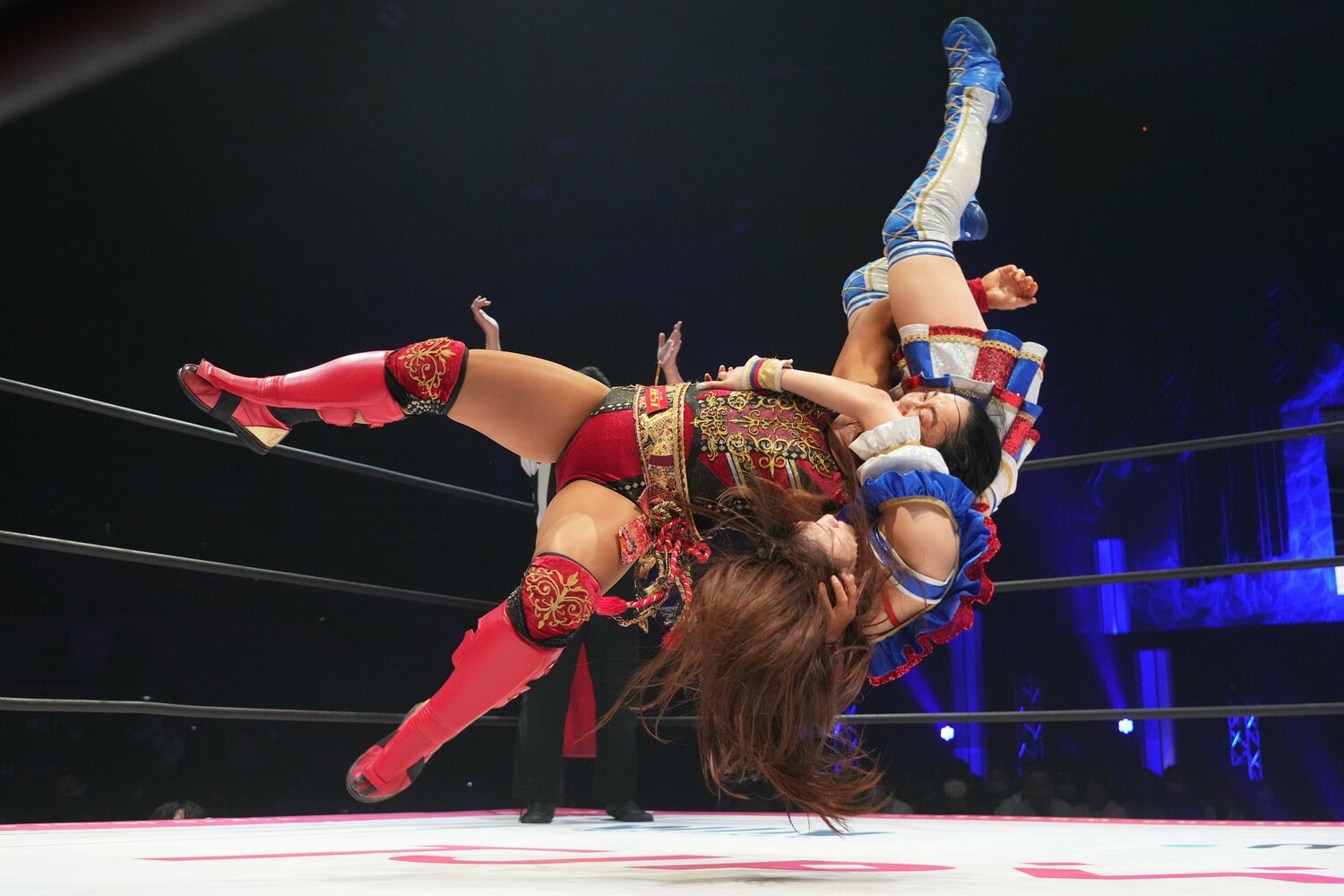 デスバレーボム2連発で荒井優希をフォールした里村明衣子　©Essei Hara