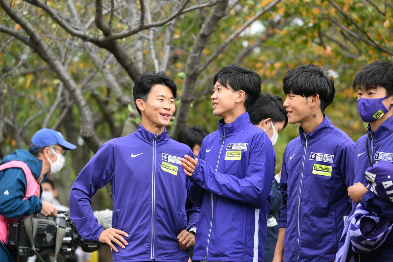 出雲駅伝ではメンバー外となった円が同じく走れなかった伊藤蒼唯(中央)や山川拓馬(右)と戦況を見守った。3人は箱根駅伝ではそれぞれ1区、6区、5区の注目を集める区間を走った ©Nanae Suzuki