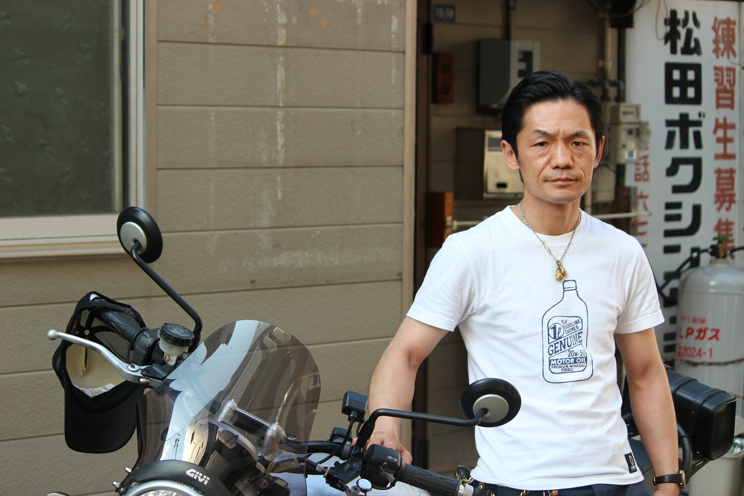 名古屋市の松田ジムで取材に応じた佐野友樹さん　©Number Web