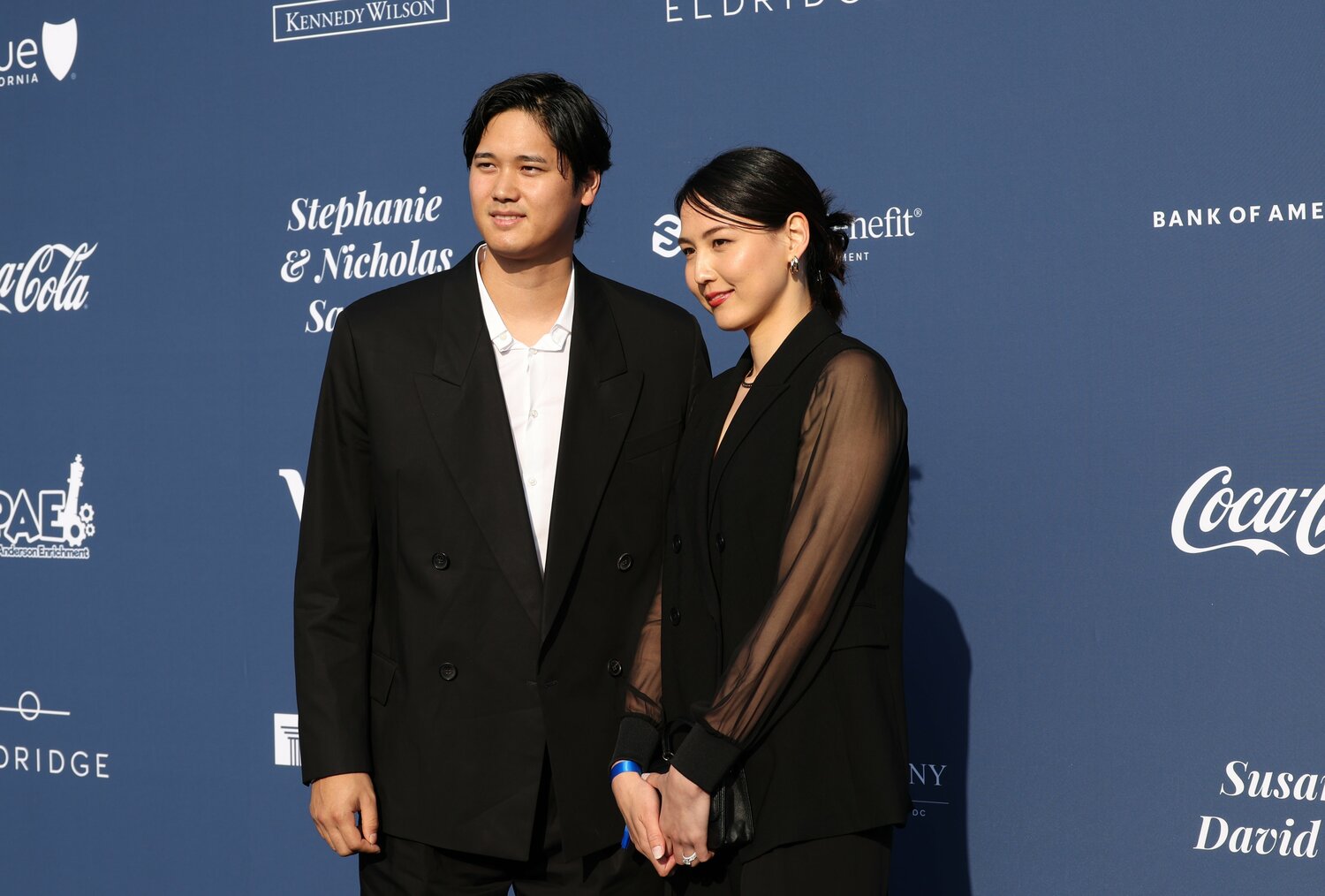 ロバーツ監督に誕生日プレゼントを贈った大谷夫妻　©Getty Images