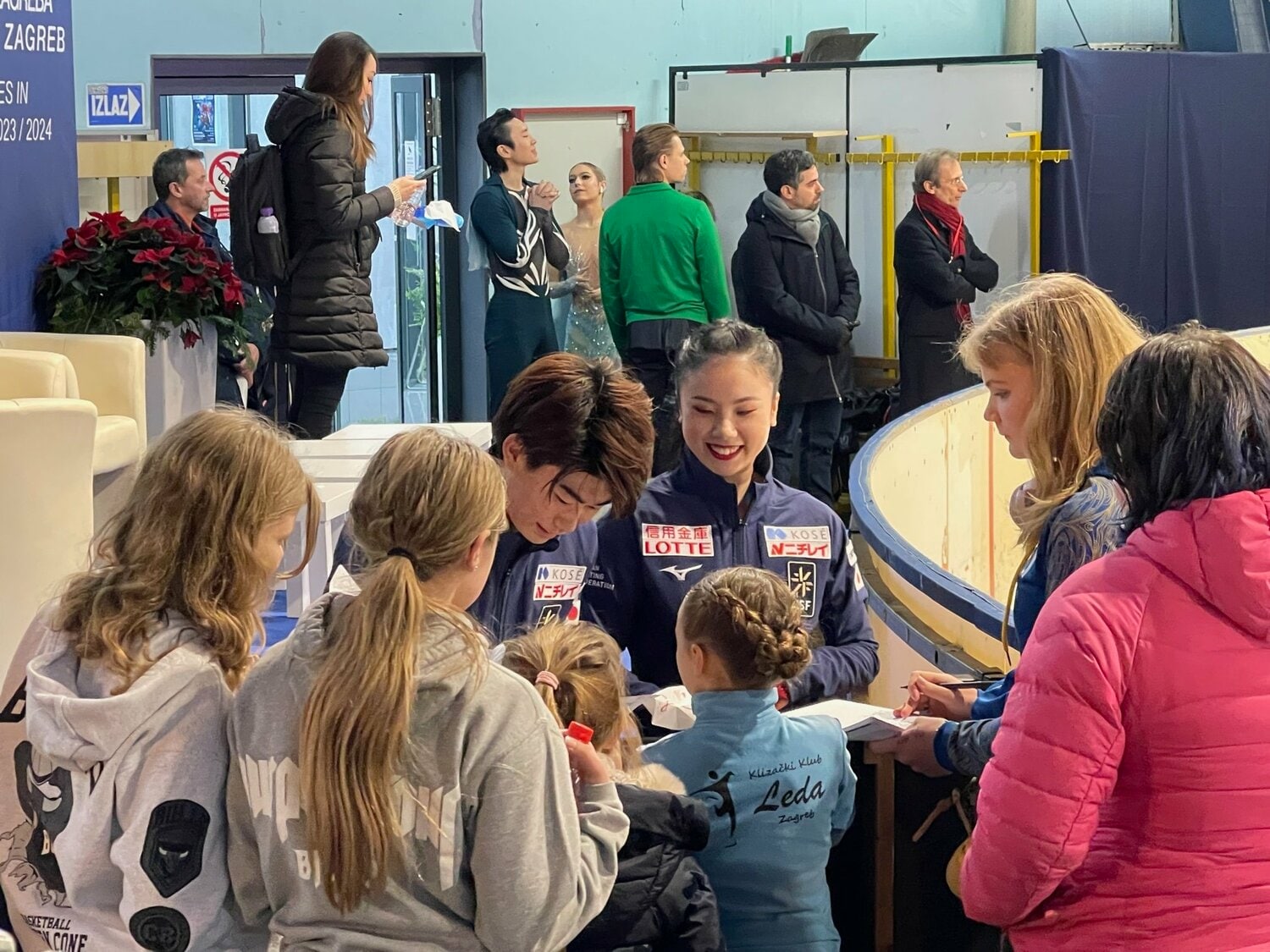 大会後には子供たちにサインを描く一幕も　©Akiko Tamura