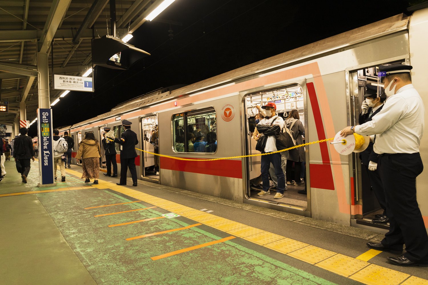 最後尾車両がおおむね100％の乗車率になった場合、ドアの前にロープを張る