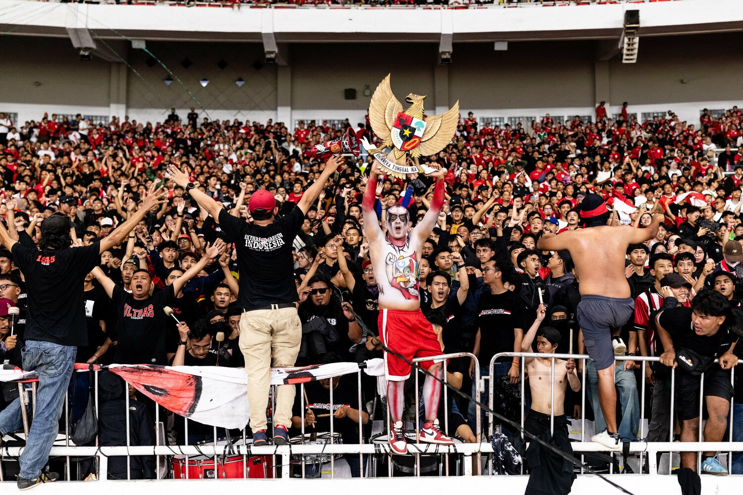 ゲロラ・ブンカルノ競技場に集ったインドネシアのサポーターたち　©JIJI PRESS