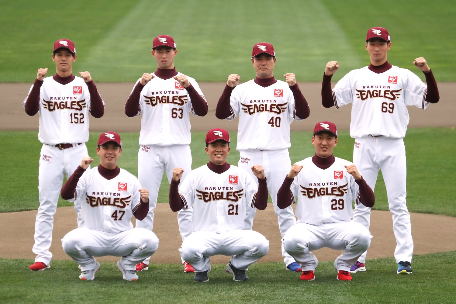 記念撮影するドラ1早川（前列中央）ら楽天の新入団選手（12月5日）。「21」は初代エース岩隈久志の番号　©JIJI PRESS