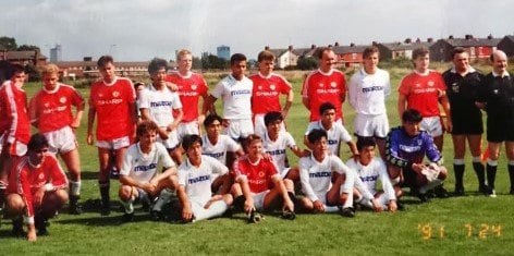 マンチェスター・ユナイテッドの選手たちと写真撮影したマツダ留学組（写真は翌1991年のトレーニングマッチ時）。森保は中段、右から4人目