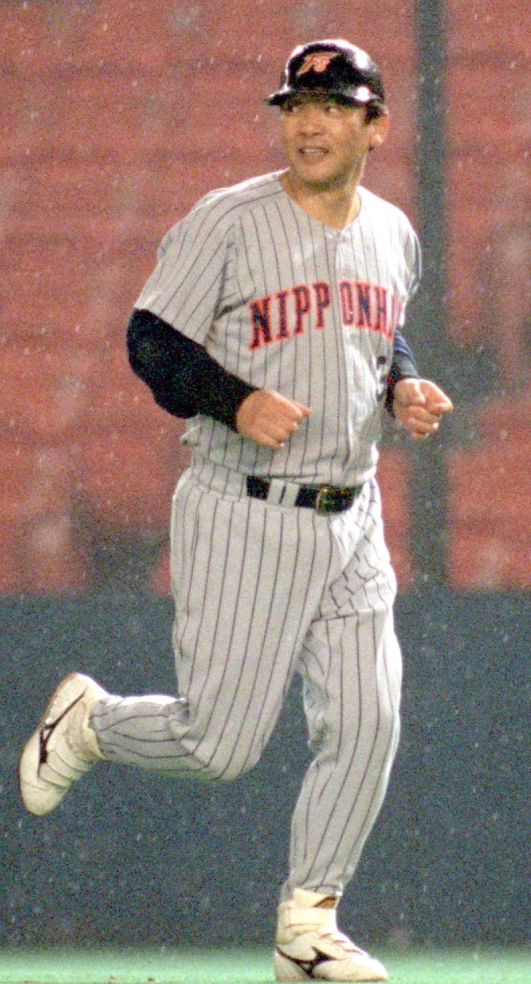 1998年10月7日、落合博満の「最後の打席」。ロッテ・黒木知宏の直球を打って、一塁ゴロ。ベンチに戻るその顔には微かな笑みが浮かぶ　©Sankei Shimbun